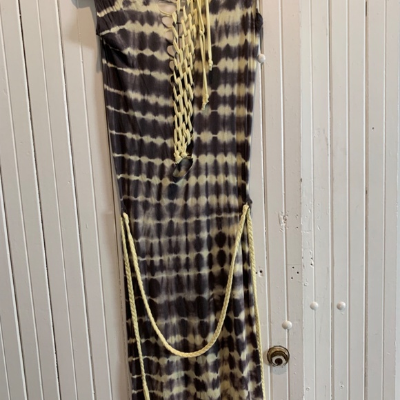 Ariana - Picture 3 of 4